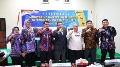 Bupati Tangerang Maesyal Rasyid paparkan capaian dan inovasi keterbukaan informasi publik dalam Monev KIP Banten 2025.