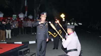 Polda Banten gelar pawai obor Taptu di Serang sambut HUT ke-80 RI, ribuan peserta ikut meriahkan dan kenang jasa pahlawan.