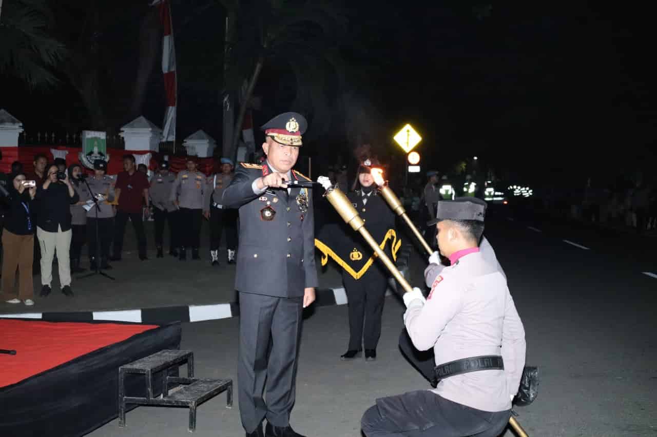 Polda Banten gelar pawai obor Taptu di Serang sambut HUT ke-80 RI, ribuan peserta ikut meriahkan dan kenang jasa pahlawan.