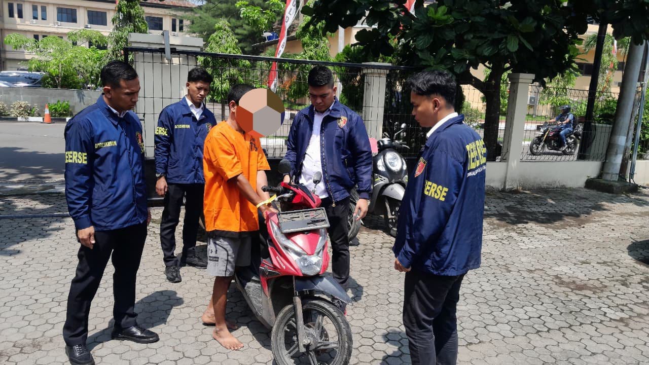 Polda Banten bongkar jaringan curanmor di Lebak-Pandeglang. Dua pelaku ditangkap, dua DPO masih buron, barang bukti disita.