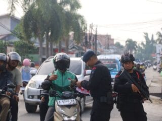 Brimob Polda Banten bagikan 1.500 bendera Merah Putih di Serang dan Lebak untuk sambut HUT ke-80 RI dan ajak warga cintai tanah air.