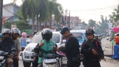 Brimob Polda Banten bagikan 1.500 bendera Merah Putih di Serang dan Lebak untuk sambut HUT ke-80 RI dan ajak warga cintai tanah air.