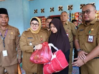 Wabup Tangerang Intan Nurul Hikmah salurkan bantuan bagi 46 KK korban puting beliung di Jambe, ajak warga tingkatkan kesiapsiagaan.