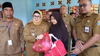 Wabup Tangerang Intan Nurul Hikmah salurkan bantuan bagi 46 KK korban puting beliung di Jambe, ajak warga tingkatkan kesiapsiagaan.