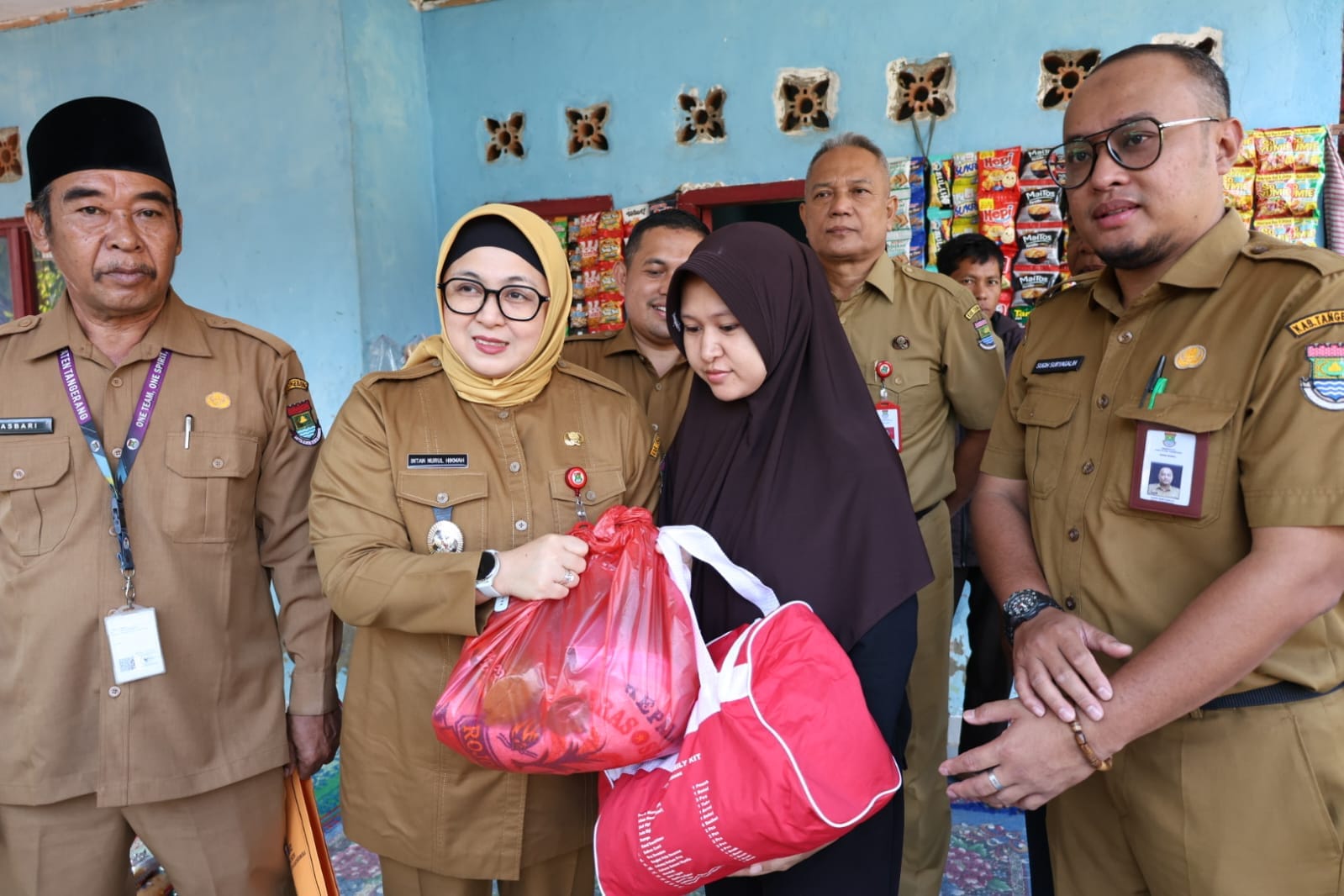 Wabup Tangerang Intan Nurul Hikmah salurkan bantuan bagi 46 KK korban puting beliung di Jambe, ajak warga tingkatkan kesiapsiagaan.
