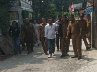 Jalan rusak di perbatasan Tangsel-Tangerang viral. Pemkot Tangsel jelaskan status aset jalan yang ternyata milik pengembang.