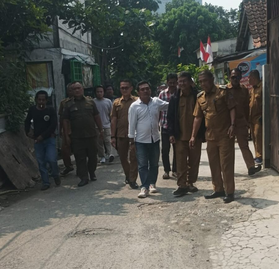 Jalan rusak di perbatasan Tangsel-Tangerang viral. Pemkot Tangsel jelaskan status aset jalan yang ternyata milik pengembang.