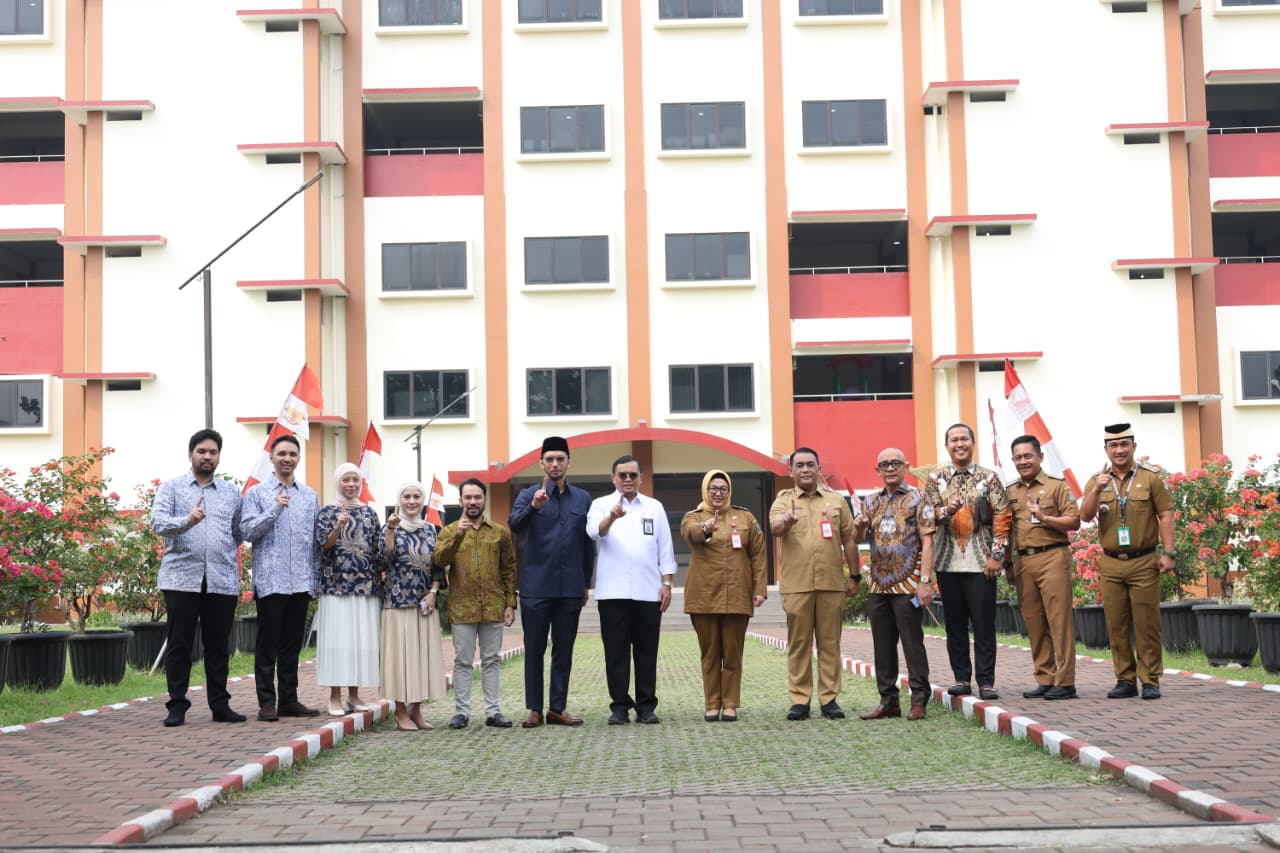 Wabup Intan dan Dirjen Dikdasmen resmikan lapangan Islamic Village. Investasi pendidikan ini wujudkan generasi unggul.