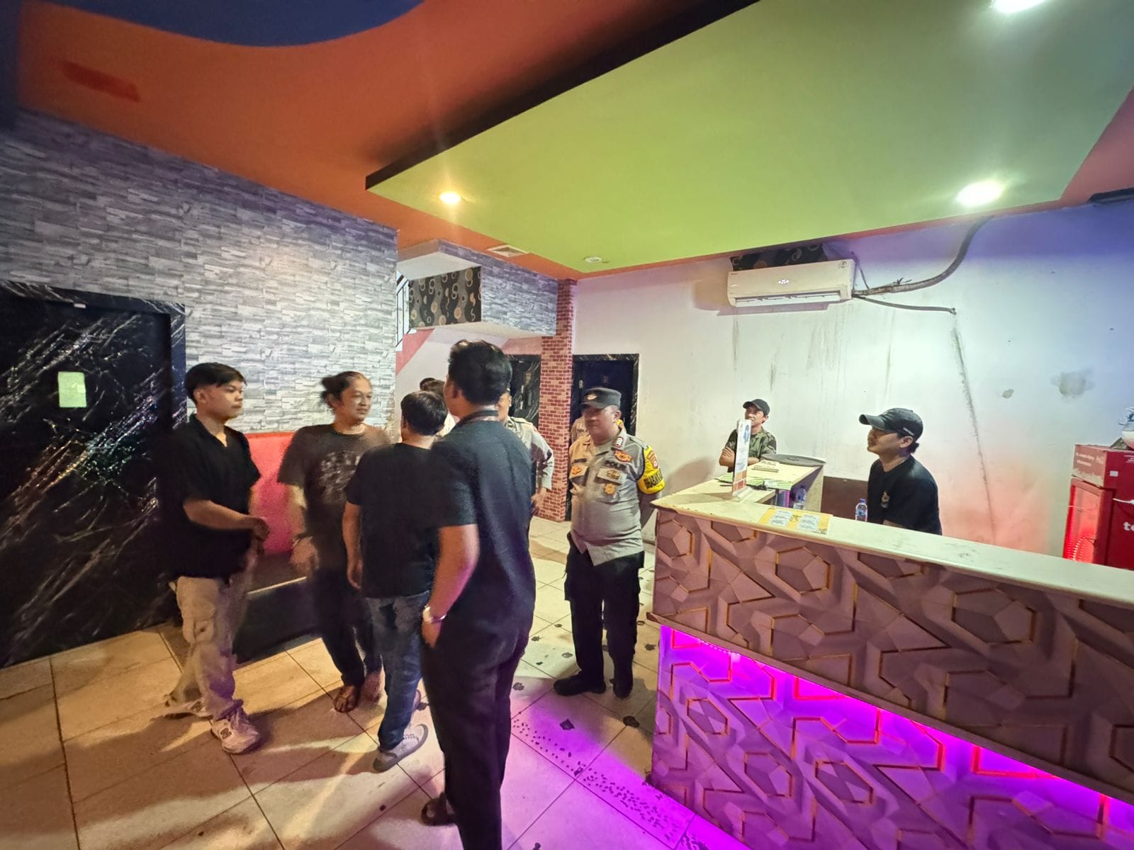 Polsek Balaraja razia hiburan malam di Balaraja Center, amankan 4 orang. Langkah ini demi menjaga ketertiban dan keamanan warga.