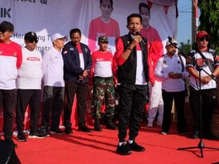 Ribuan warga Kresek meriahkan HUT RI ke-80 dengan gerak jalan dan senam aerobik, wujud semangat kebersamaan dan cinta tanah air.