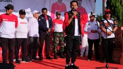 Ribuan warga Kresek meriahkan HUT RI ke-80 dengan gerak jalan dan senam aerobik, wujud semangat kebersamaan dan cinta tanah air.