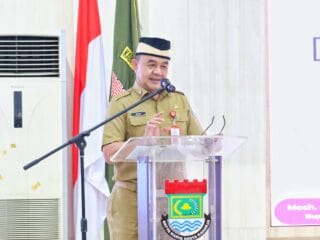 Sekda Tangerang serahkan penghargaan kearsipan internal 2025, dorong PD tingkatkan sistem arsip modern dan inovatif.