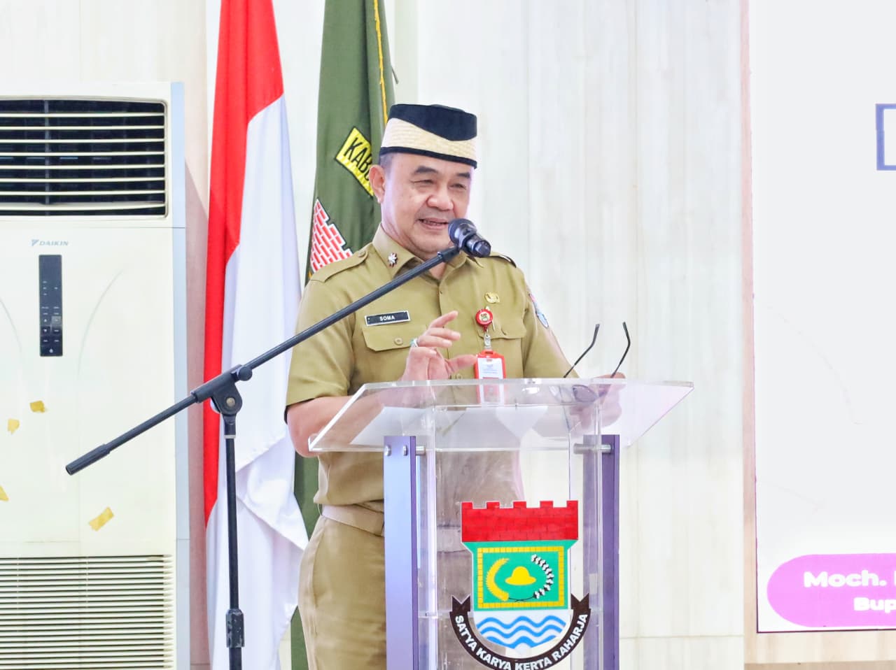 Sekda Tangerang serahkan penghargaan kearsipan internal 2025, dorong PD tingkatkan sistem arsip modern dan inovatif.