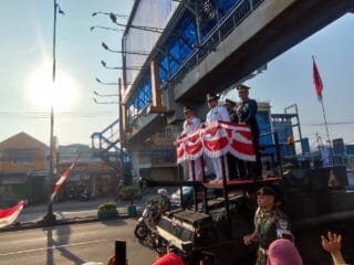 Wali Kota dan Wakil Wali Kota Tangsel naik Tank Scorpion di HUT RI ke-80, disambut meriah warga dengan semangat persatuan.