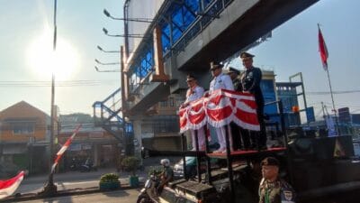 Wali Kota dan Wakil Wali Kota Tangsel naik Tank Scorpion di HUT RI ke-80, disambut meriah warga dengan semangat persatuan.