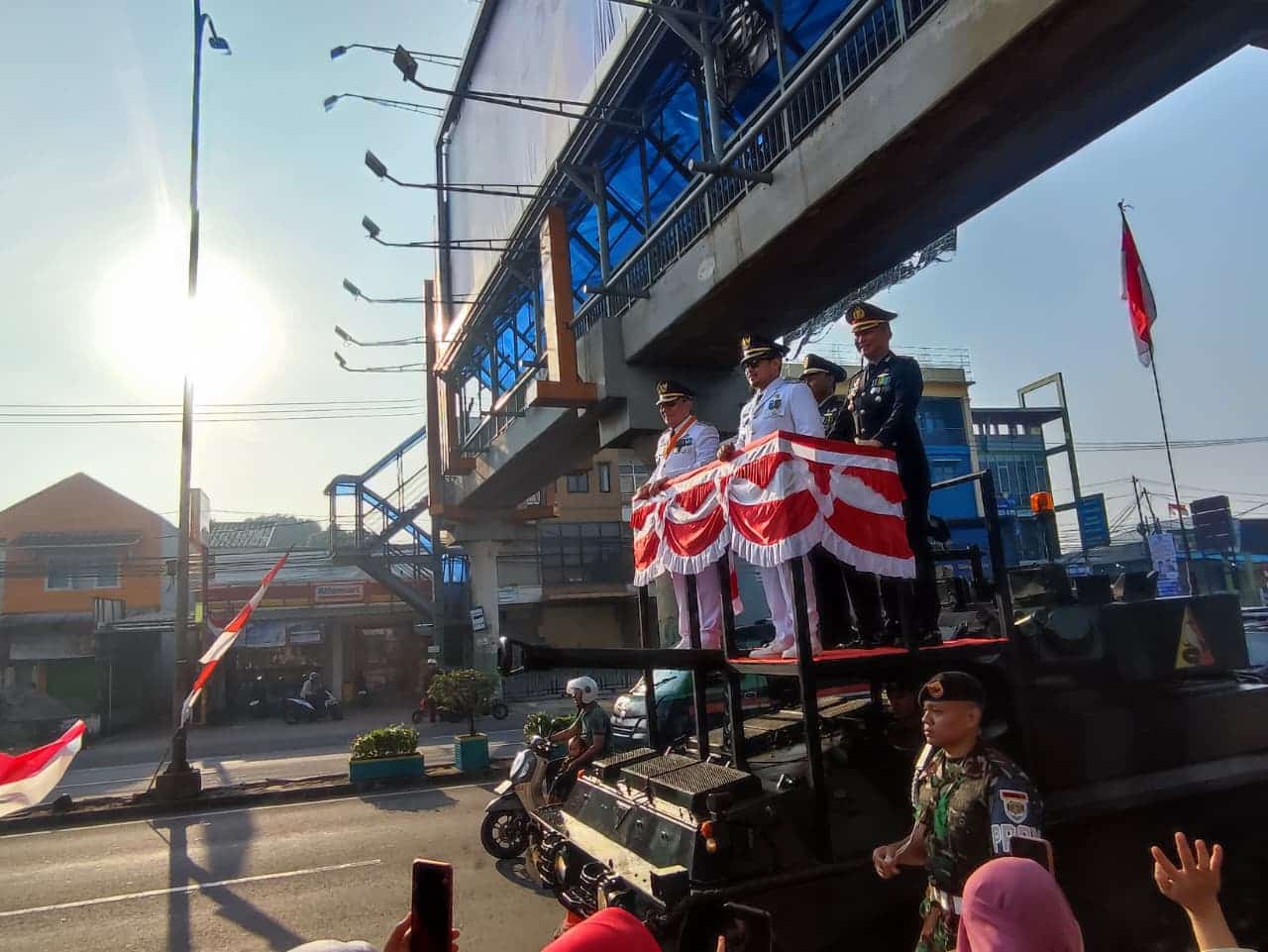 Wali Kota dan Wakil Wali Kota Tangsel naik Tank Scorpion di HUT RI ke-80, disambut meriah warga dengan semangat persatuan.
