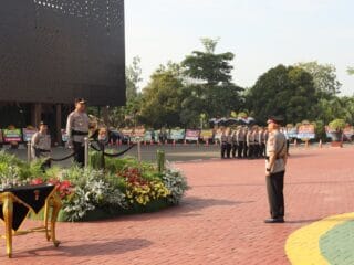 Brigjen Pol Hengki resmi jabat Kapolda Banten usai sertijab. Rotasi ini diharapkan tingkatkan kinerja dan pelayanan Polri.