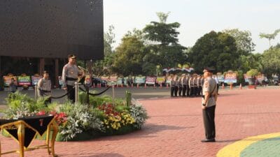 Brigjen Pol Hengki resmi jabat Kapolda Banten usai sertijab. Rotasi ini diharapkan tingkatkan kinerja dan pelayanan Polri.