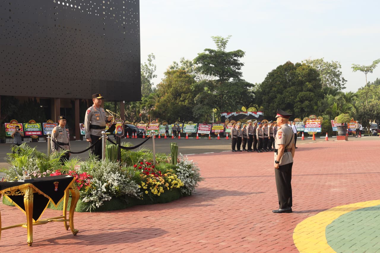Brigjen Pol Hengki resmi jabat Kapolda Banten usai sertijab. Rotasi ini diharapkan tingkatkan kinerja dan pelayanan Polri.