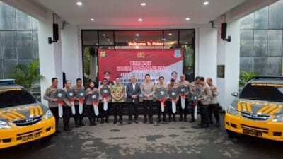 Pemkot Tangsel hibahkan 9 mobil ke Polres untuk perkuat operasional dan rencanakan command center demi pelayanan cepat.