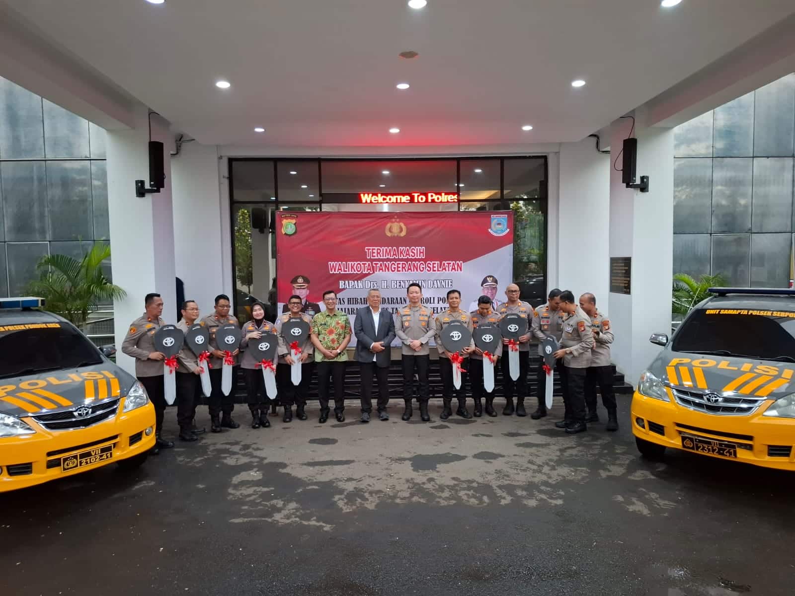 Pemkot Tangsel hibahkan 9 mobil ke Polres untuk perkuat operasional dan rencanakan command center demi pelayanan cepat.
