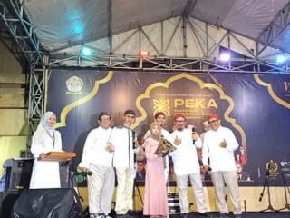 SNADA tampil memukau di PEKA Suryalaya, bawakan Maulana hingga Shalawat Badar. Ribuan penonton larut meski hujan deras mengguyur.