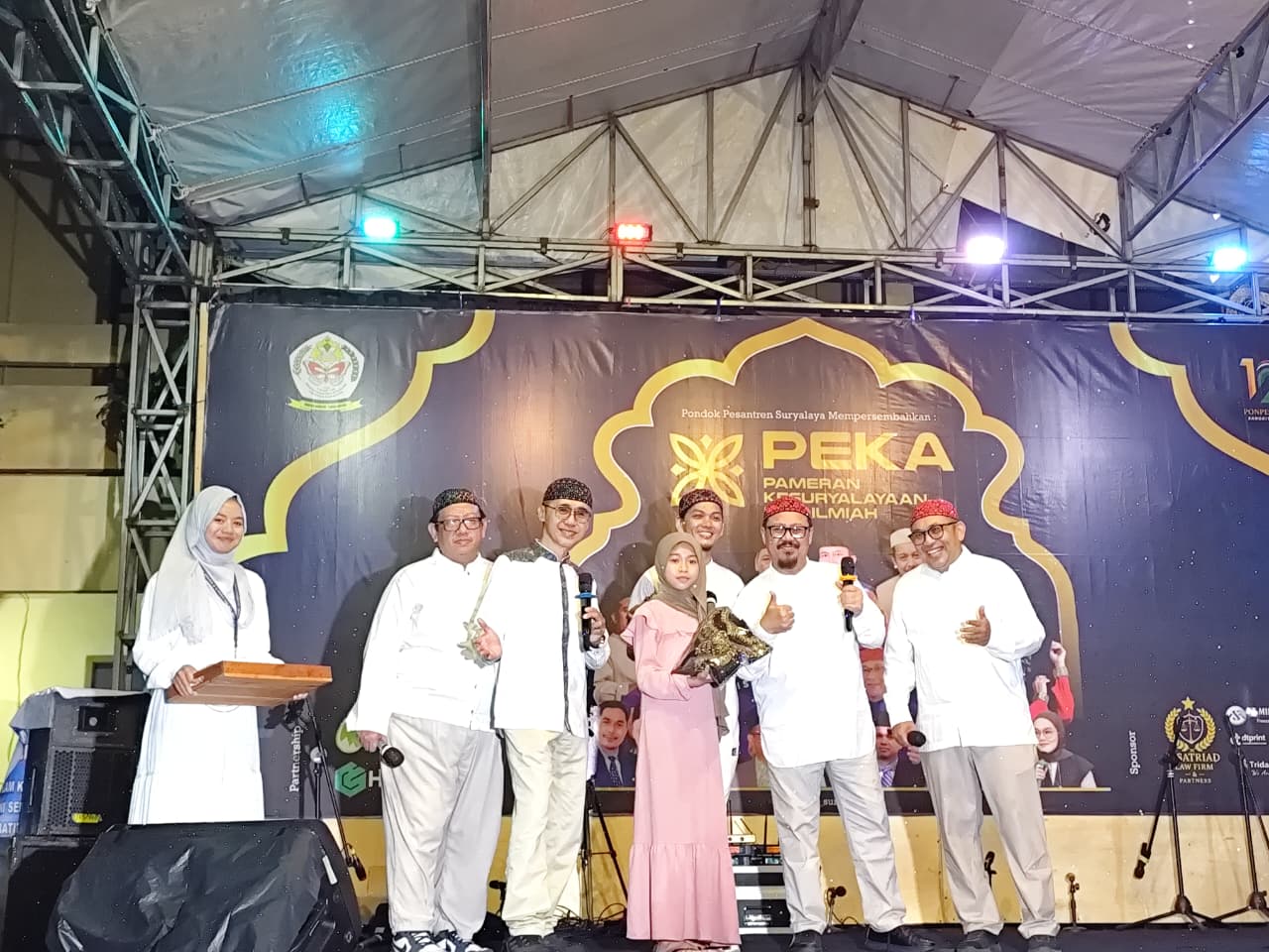 SNADA tampil memukau di PEKA Suryalaya, bawakan Maulana hingga Shalawat Badar. Ribuan penonton larut meski hujan deras mengguyur.