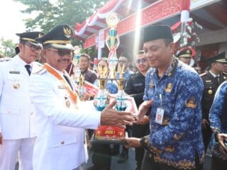 Kota Tangerang gelar lomba tarik tambang daring antar kecamatan untuk HUT RI ke-80. Kecamatan Larangan keluar sebagai juara.
