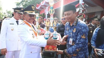 Kota Tangerang gelar lomba tarik tambang daring antar kecamatan untuk HUT RI ke-80. Kecamatan Larangan keluar sebagai juara.