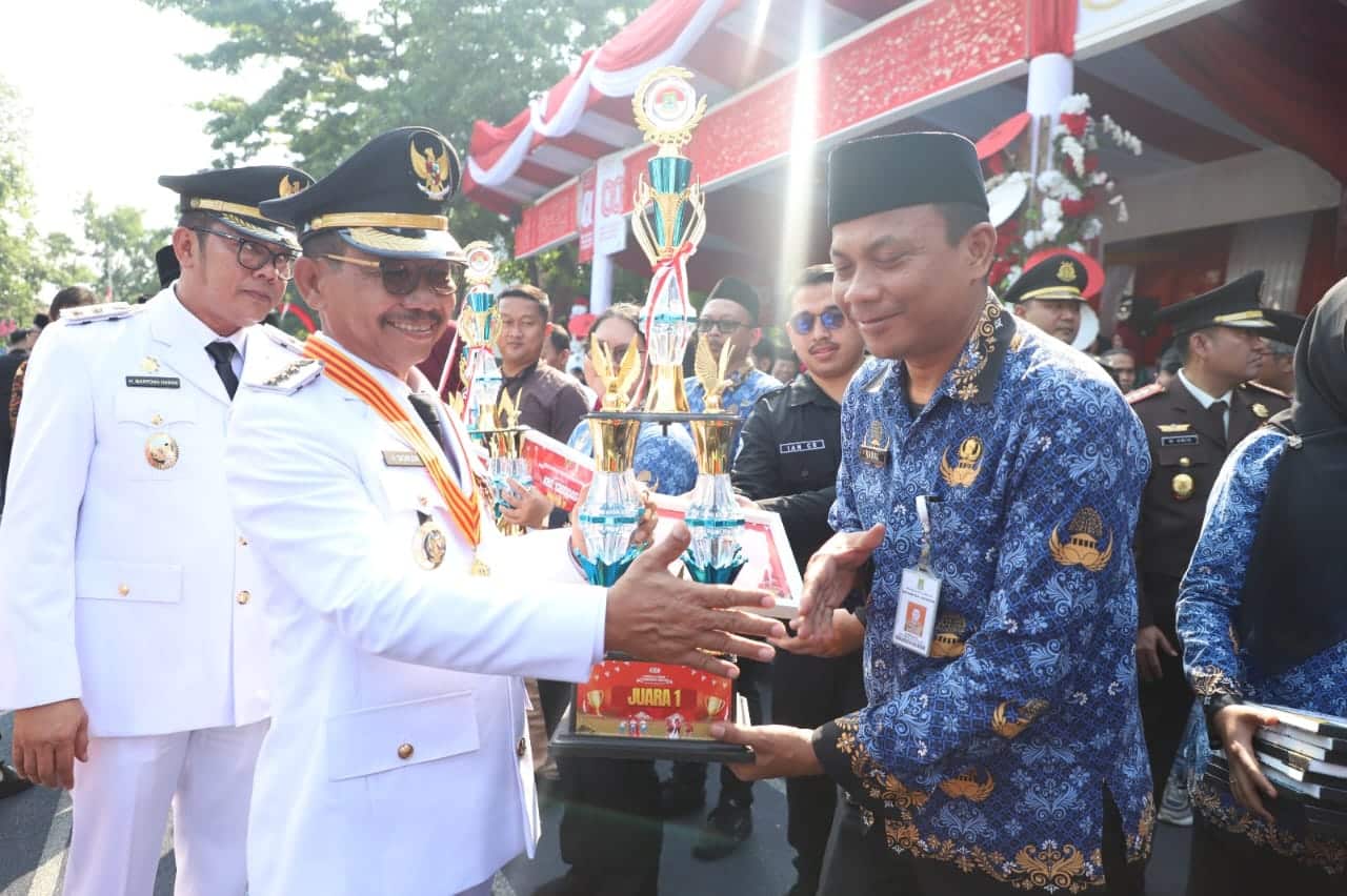 Kota Tangerang gelar lomba tarik tambang daring antar kecamatan untuk HUT RI ke-80. Kecamatan Larangan keluar sebagai juara.