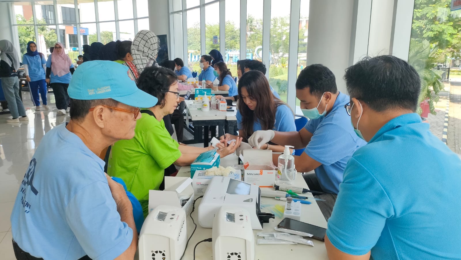 Takenoko Medical Group rayakan 21 tahun dengan pemeriksaan kesehatan gratis untuk 500 warga Tangerang, fokus deteksi hipertensi & diabetes.