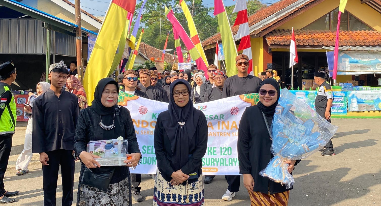 Pawai natura hari terakhir di Milad ke-120 Pondok Pesantren Suryalaya, Tasikmalaya, meriah diikuti lebih dari 3.000 peserta.