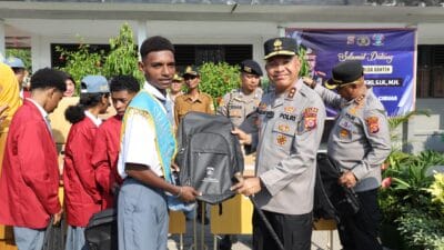 Polda Banten gelar upacara serentak di SMA/SMK se-Banten, Kapolda Hengki tekankan disiplin, persatuan, dan jauhi kenakalan remaja.
