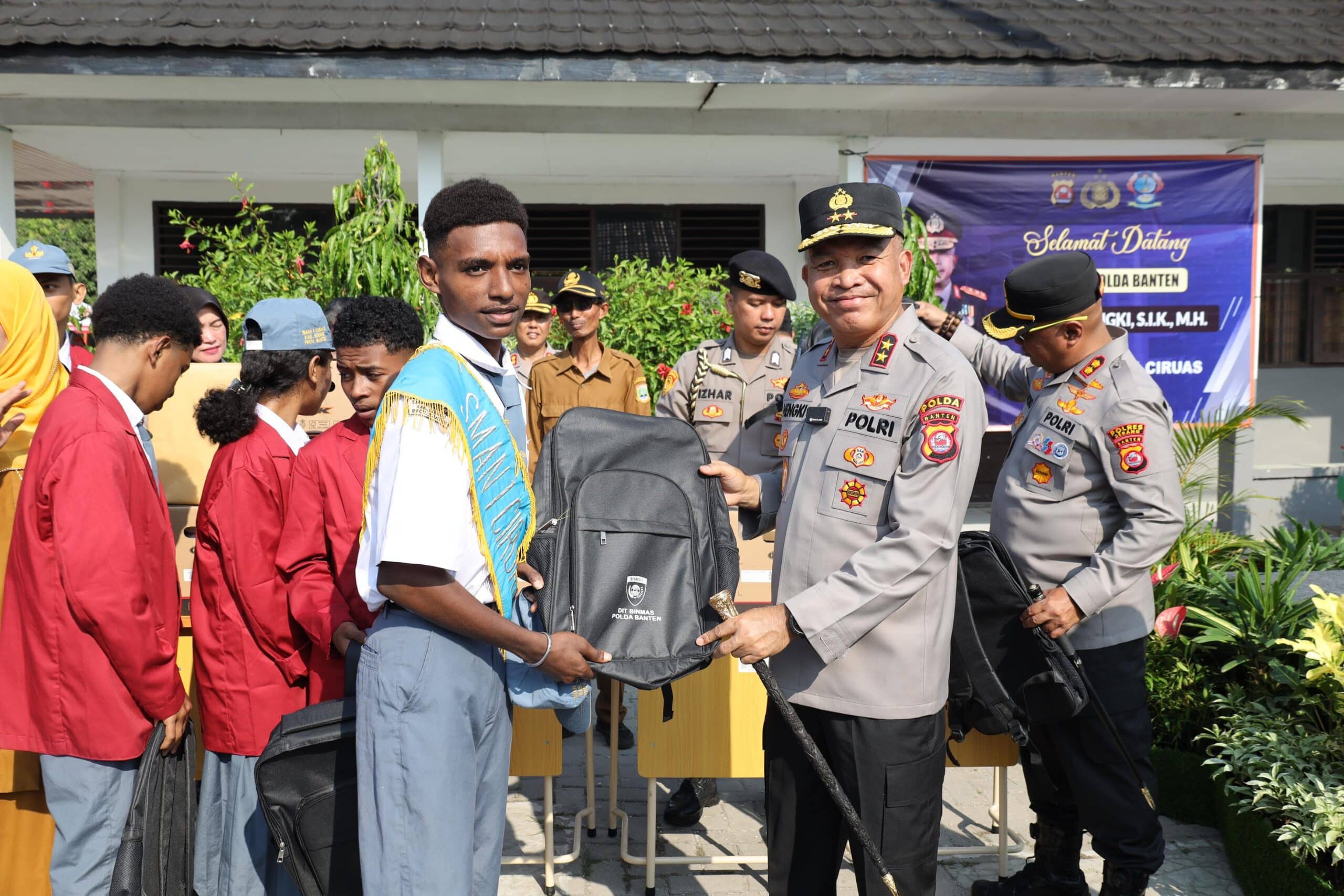 Polda Banten gelar upacara serentak di SMA/SMK se-Banten, Kapolda Hengki tekankan disiplin, persatuan, dan jauhi kenakalan remaja.