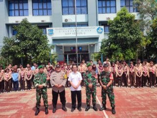 SMPN 8 Tangsel tetap aman dan kondusif, TNI-Polri mendukung kegiatan belajar siswa agar berjalan lancar dan nyaman.