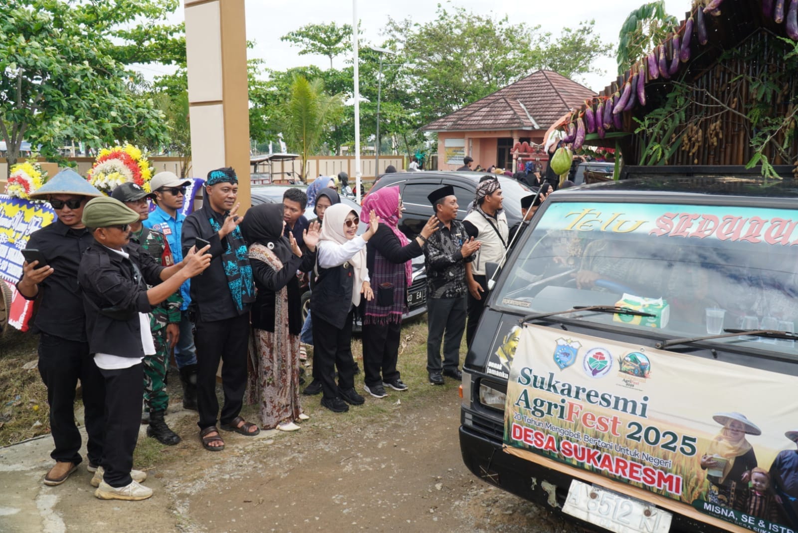AgriFest 2025 Sukaresmi resmi dibuka Bupati Pandeglang, hadirkan pawai budaya, bazar UMKM, hingga balap traktor meriah.