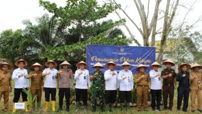 Kanwil Ditjenim Jambi bersama Ditjenpas tanam 5.000 bibit kelapa di Lapas Kuala Tungkal sebagai dukungan ketahanan pangan nasional.