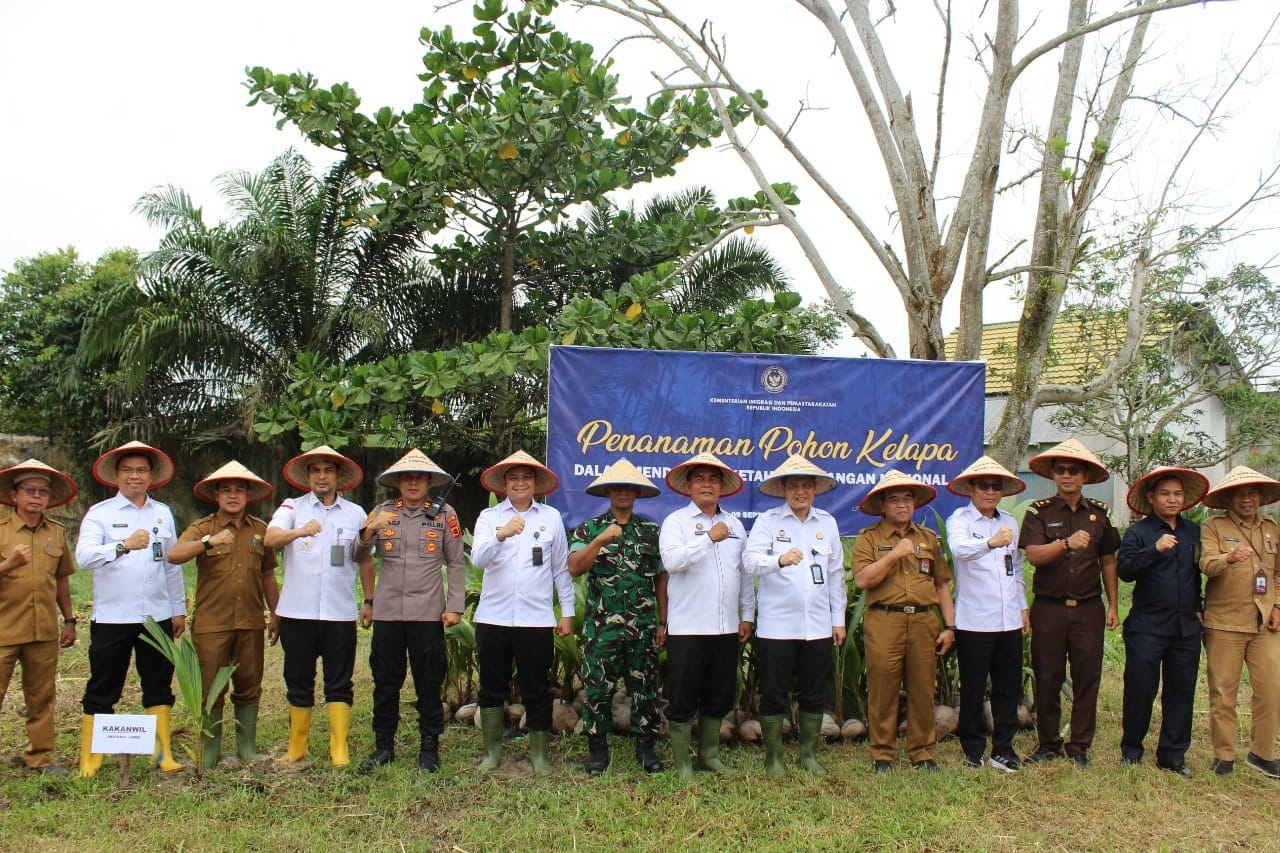 Kanwil Ditjenim Jambi bersama Ditjenpas tanam 5.000 bibit kelapa di Lapas Kuala Tungkal sebagai dukungan ketahanan pangan nasional.