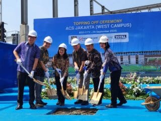 ACS Jakarta West Campus di BSD City resmi topping off, siap beroperasi Juli 2026 dengan fasilitas lengkap dan akses strategis.
