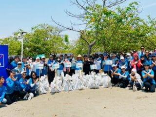 AXA Financial Indonesia bersama komunitas gelar aksi bersih pantai di Tanjung Pasir, wujud nyata komitmen lingkungan berkelanjutan.