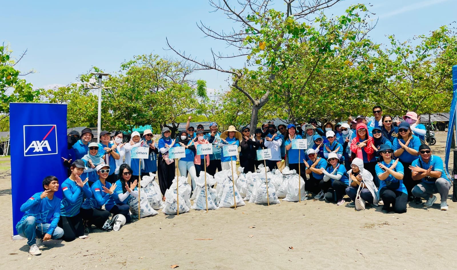 AXA Financial Indonesia bersama komunitas gelar aksi bersih pantai di Tanjung Pasir, wujud nyata komitmen lingkungan berkelanjutan.