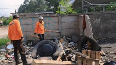 DLH Kota Tangerang menutup puluhan TPS liar, ajak warga kelola sampah lewat TPS resmi, bank sampah, dan layanan pengangkutan.