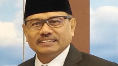 Praktik aparat pamer uang sitaan kontroversial, perlu transparansi dan akuntabilitas untuk penegakan hukum yang adil.