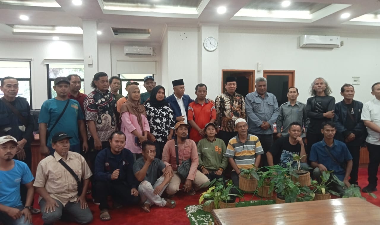 PKL Puspemkab Tangerang keluhkan larangan berjualan ke DPRD, berharap solusi relokasi yang adil demi keberlangsungan hidup.