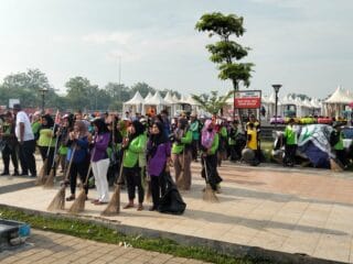 Ribuan warga Tangerang rayakan World Clean Up Day 2025 dengan aksi bersih-bersih serentak demi wujudkan target bebas sampah 2029.