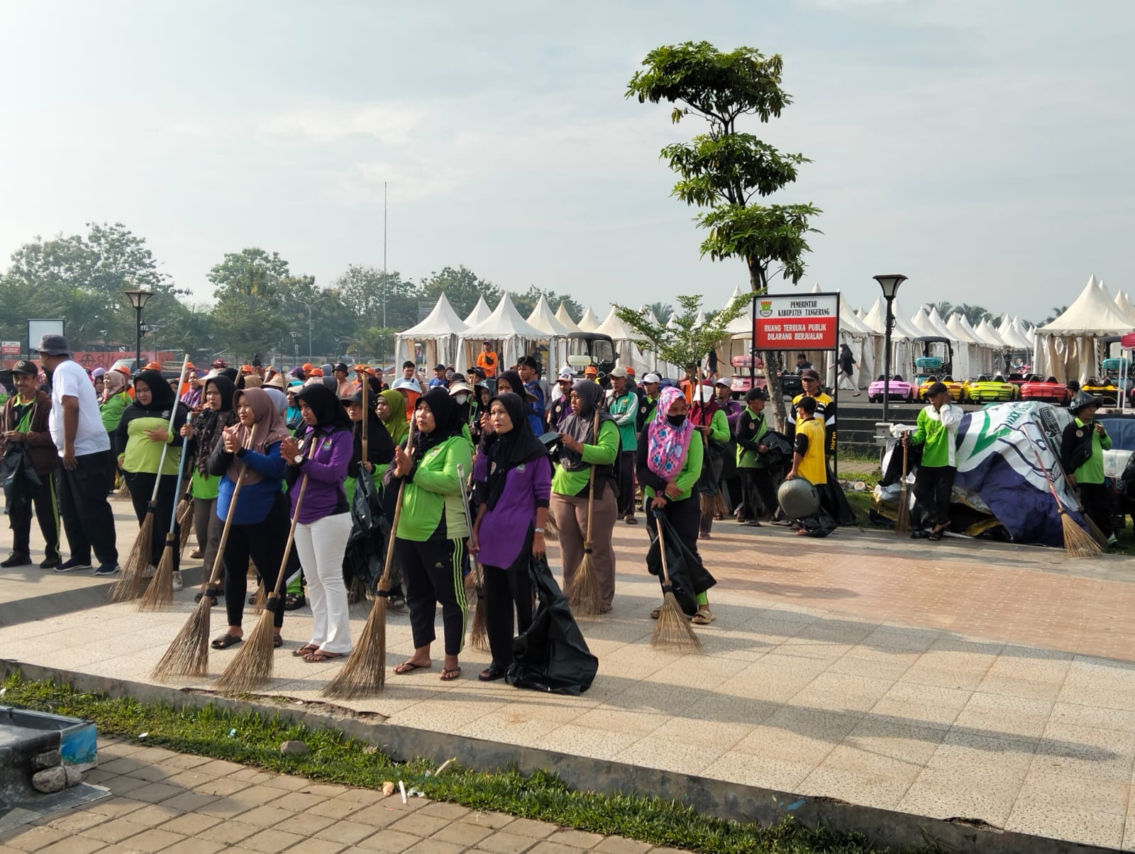 Ribuan warga Tangerang rayakan World Clean Up Day 2025 dengan aksi bersih-bersih serentak demi wujudkan target bebas sampah 2029.