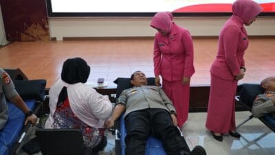 Polwan Polda Banten gelar donor darah peringati HUT ke-77, wujud kepedulian dan sinergi dengan PMI serta Kowad TNI demi kemanusiaan.