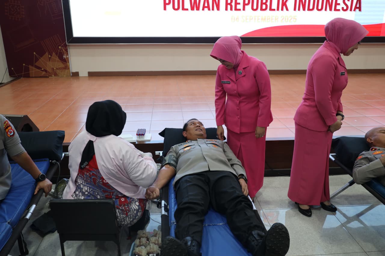 Polwan Polda Banten gelar donor darah peringati HUT ke-77, wujud kepedulian dan sinergi dengan PMI serta Kowad TNI demi kemanusiaan.