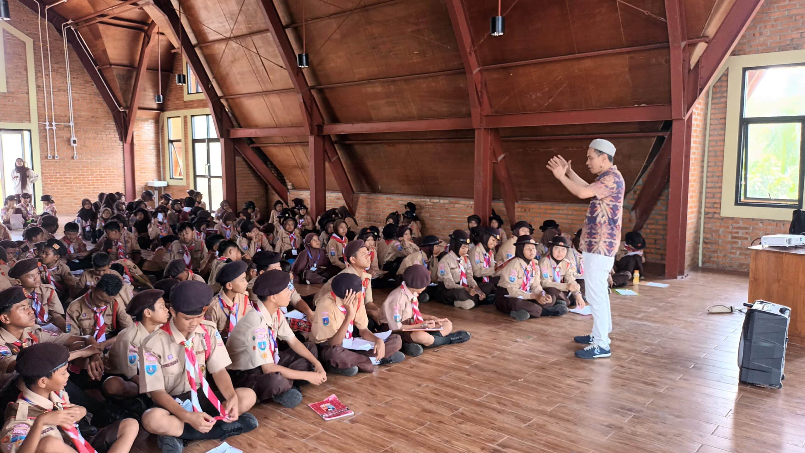 Kwarran Cisoka gelar pelatihan jurnalistik bagi Pramuka Penggalang untuk bekali keterampilan menulis, fotografi, dan lawan hoaks.