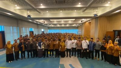 KOTA TANGSEL | TD – Pemerintah Kota Tangerang Selatan (Tangsel) menggelar Workshop Guru Profesional dan Penguatan Kebangsaan sekaligus penandatanganan perjanjian kerja sama di Ruang Blandongan, Puspemkot Tangsel, pada Jumat 26 September 2025. Wakil Wali Kota Tangsel, Pilar Saga Ichsan, memberikan apresiasi kepada para guru Pendidikan Agama Islam (PAI) yang dinilai berperan besar dalam membentuk sumber daya manusia (SDM) unggul di Tangsel. Menurutnya, kualitas pendidikan sangat bergantung pada profesionalisme dan kompetensi guru. "Tangsel tidak punya gunung, laut, atau tambang. Tapi kita punya SDM unggul. SDM inilah yang membangun kota ini. Kuncinya ada pada guru. Bila gurunya sejahtera, profesional, disertifikasi, dan dilatih, Insya Allah SDM Tangsel akan lebih unggul dari daerah lain," kata Pilar. Pilar juga menambahkan, perjalanan pribadinya hingga bisa menjadi Wakil Wali Kota di usia muda tidak lepas dari peran para guru, khususnya guru agama yang sejak kecil menanamkan nilai spiritual dan karakter. Kepala Dinas Pendidikan dan Kebudayaan Tangsel, Deden Deni, menegaskan komitmen pemerintah dalam meningkatkan kualitas guru PAI. Salah satunya dengan mendorong percepatan program sertifikasi melalui kerja sama dengan berbagai pihak, termasuk UIN Syarif Hidayatullah Jakarta. "Pemkot Tangsel telah mengalokasikan anggaran untuk mendukung Pendidikan Profesi Guru (PPG) PAI agar pemenuhan guru bersertifikat pendidik dapat segera terwujud. Ini sejalan dengan upaya kita meningkatkan Standar Pelayanan Minimal (SPM) pendidikan dan Indeks Pembangunan Manusia (IPM) Tangsel," ujar Deden. Ia mengungkapkan bahwa program ini sejalan dengan kebijakan Kementerian Pendidikan, Kebudayaan, Riset, dan Teknologi (Kemendikbudristek) mengenai kualifikasi dan sertifikasi guru. "Jumlah pendidik di Tangsel saat ini mencapai 14.146 orang. Dari jumlah tersebut, masih ada 9.840 guru yang belum memiliki sertifikat pendidik, dan 2.462 guru belum memiliki kualifikasi minimal S1. Padahal sesuai regulasi, guru wajib memiliki kualifikasi S1/D4 dan sertifikat pendidik," katanya Untuk menjawab tantangan tersebut, Pemkot Tangsel telah menyiapkan anggaran pada Tahun Akademik 2025/2026 guna mendanai PPG bagi guru yang belum memenuhi persyaratan. Adapun jumlah peserta tahun ini mencapai 411 guru, terdiri dari 140 guru TK, 220 guru SD, dan 51 guru SMP. "Kerja sama ini adalah bukti nyata keseriusan Pemkot Tangsel dalam mendukung kebijakan pemerintah pusat sekaligus mendorong percepatan pemenuhan guru bersertifikat pendidik. Dengan begitu, pencapaian Standar Pelayanan Minimal (SPM) Pendidikan dan peningkatan Indeks Pembangunan Manusia (IPM) Tangsel bisa segera terwujud,” ujarnya. Selain PPG, lanjut Deden, Pemkot Tangsel juga menyiapkan program peningkatan kompetensi bagi guru yang belum memenuhi kualifikasi S1. Ia berharap program ini dapat berjalan lebih cepat, merata, dan berkelanjutan. "Kami ingin semakin banyak guru yang bersemangat mengikuti PPG. Harapannya, guru Tangsel bisa lebih profesional, menjadi teladan, serta mampu mencetak generasi penerus yang berkarakter, berakhlak mulia, dan berdaya saing tinggi," tutur Deden. Sementara itu, Ketua DPD AGPAII Kota Tangsel, Budi Mulia, menyebutkan bahwa perjuangan memperjuangkan sertifikasi guru PAI telah melalui proses panjang. Menurutnya, kerja sama dengan Pemkot Tangsel menjadi momentum penting dalam melahirkan guru profesional dan berkarakter. "Alhamdulillah melalui dukungan berbagai pihak, reformasi PPG kini terwujud. Ini bukan perjuangan satu atau dua orang, tetapi perjuangan bersama agar guru PAI menjadi profesional, teladan, dan mampu mencerdaskan kehidupan bangsa," ungkap Budi. (Idris Ibrahim)